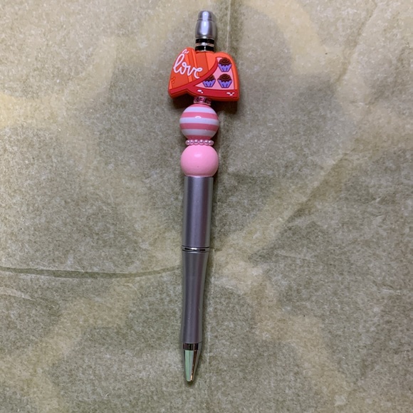 GILDAN BRAND NEW LOVE TEE SHIRT WITH SET OF 3 beaded pens - Picture 9 of 9